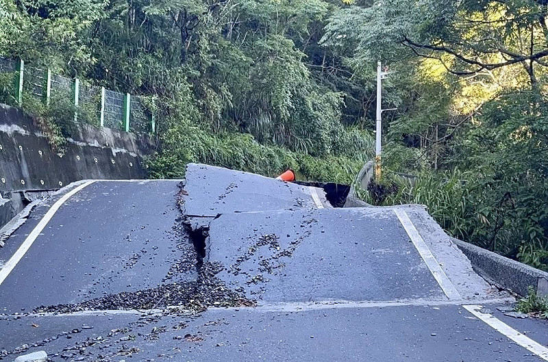 台東縣海端鄉聯外道路因山體滑坡，路基淘空，路面碎裂。   圖：翻攝「臉書」伍麗華｜Saidai / Reseres粉絲專頁