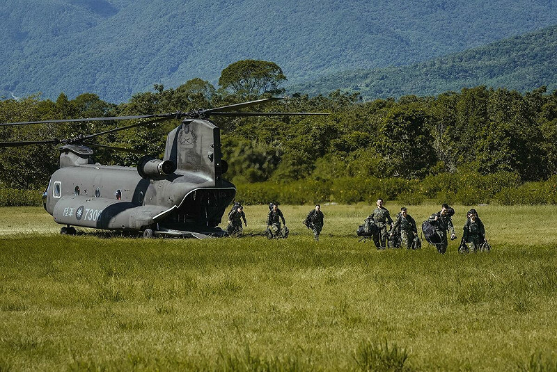 國軍出動CH-47直升機運送特戰、工兵及化學兵進入花蓮災區，協助搜救、清淤、消毒。   圖：翻攝「臉書」國防部發言人粉絲專頁/軍聞社拍攝