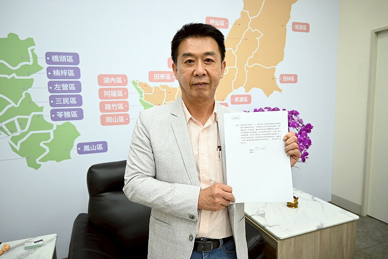 許智傑在颱風過後第一時間提出《災後復原重建特別條例》，希望保障所有受災鄉親能獲得及時協助與妥善照顧。   圖：許智傑競選辦公室/提供