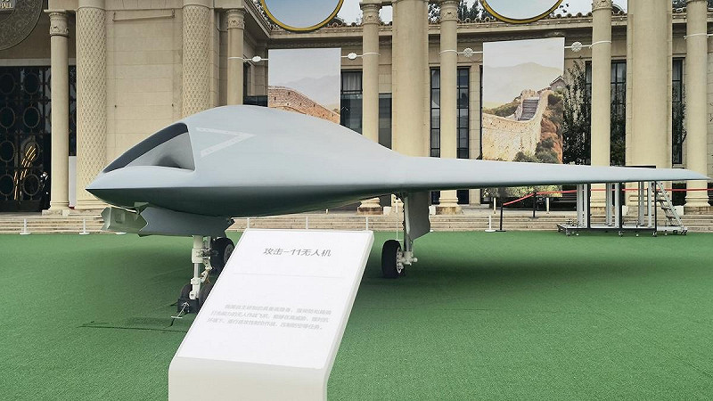 中國的攻擊-11「利劍」無人機（GJ-11 “Sharp Sword”）於 2025 年九三閱兵「再次亮相」。與 2019 年首次亮相不同的是，其機翼加裝了「折疊鉸鏈」，未來或將具備艦載作業能力。   圖：擷取自維基百科
