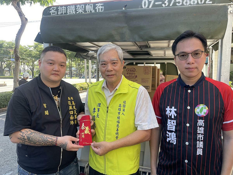 林智鴻(右)與高雄市慈善團體募集善款，希望盡棉薄之力可以協助花蓮災民。   圖：林智鴻服務處/提供