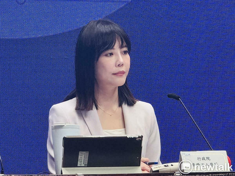 行政院今（25）天提醒民眾，依據過往經驗顯示，詐騙集團常利用國人的愛心，散布虛假募款資訊，請務必提高警覺，謹慎查證，確保每一分愛心都能送到真正需要的人手中。圖為政院發言人李慧芝。   圖：謝莉慧/攝