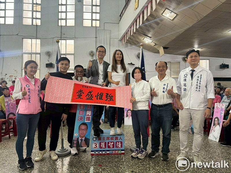 台南市議員蔡育輝、蔡宗豪、許至椿、中央委員李中岑和議員參選人尤淨寬號召近400位支持者，在新營召開支持大會，公開支持立委羅智強參選黨主席，羅智強也到場與支持者溝通交流，立委高金素梅特別陪同助講。   圖：台南市議會國民黨團提供