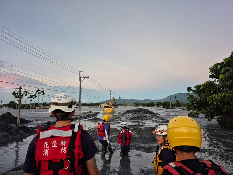 花蓮馬太鞍溪堰塞湖溢流釀災，大量泥流湧進光復地區，大型機具把握25日天氣放晴，持續開挖淤積路線，搜救人員徒步涉水搜尋失聯者。（花蓮縣消防局提供）中央社記者張祈傳真  114年9月25日   