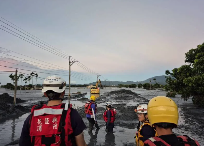 花蓮馬太鞍溪堰塞湖溢流釀災，搜救人員持續搜尋失聯者。   圖：花蓮縣消防局提供