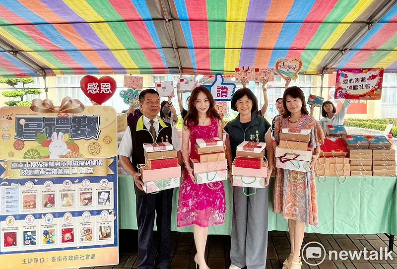 為協助台南市受丹娜絲風災影響之居民，三三讀書會長陳苡銜向身心障礙福利機構、團體及庇護工場採購秋節產品，給七股區、學甲區、將軍區、佳里區、北門區及西港區等6區弱勢戶，由社會局長郭乃文及七股區長李佳隆代表接受捐贈。   圖：台南市政府提供