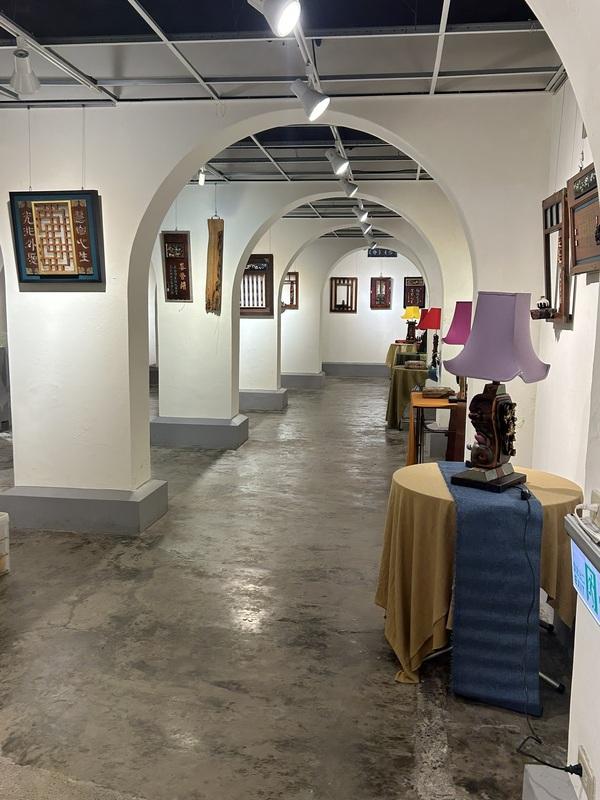 「在愛中香遇看見光  洪國華、李童顏雙人展」在吳園藝文中心驚艷登場，由兩位風格迥異的藝術家聯袂策劃，透過視覺、嗅覺和多媒材創作，每一幅畫、每一盞燈、每一道香氣、每一朵陶上的花，都是一次與愛香「癒」的邀請，呈現一場心靈共舞的視覺饗宴。   圖：洪國華提供