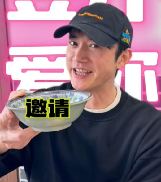 吳慷仁在小紅書上傳第一支影片，嘗試各式北京特色小吃「豆汁」、「滷煮」等，可以發現吳慷仁在吃飯過程中不停使用捲舌音說話。   圖：翻攝自吳慷仁小紅書