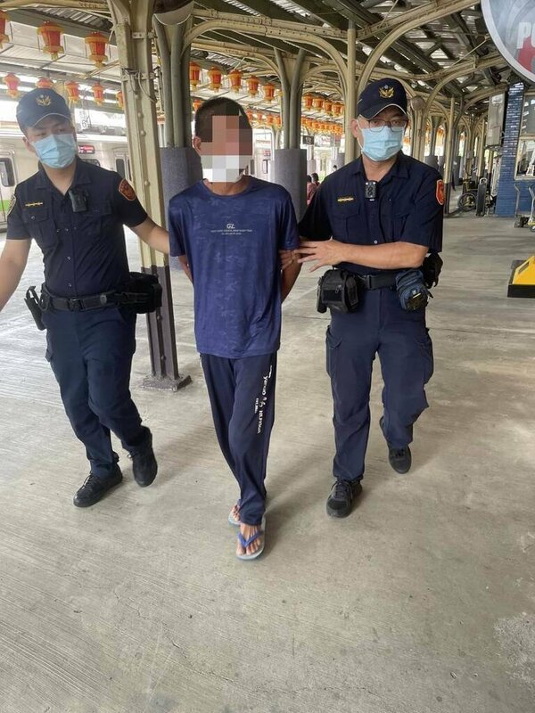 林姓街友常在沙鹿車站內無故作勢攻擊旅客、鬧事，鐵路警察局台中分局日前獲報，25日將他逮捕送辦。（民眾提供）中央社記者趙麗妍傳真  114年9月26日   