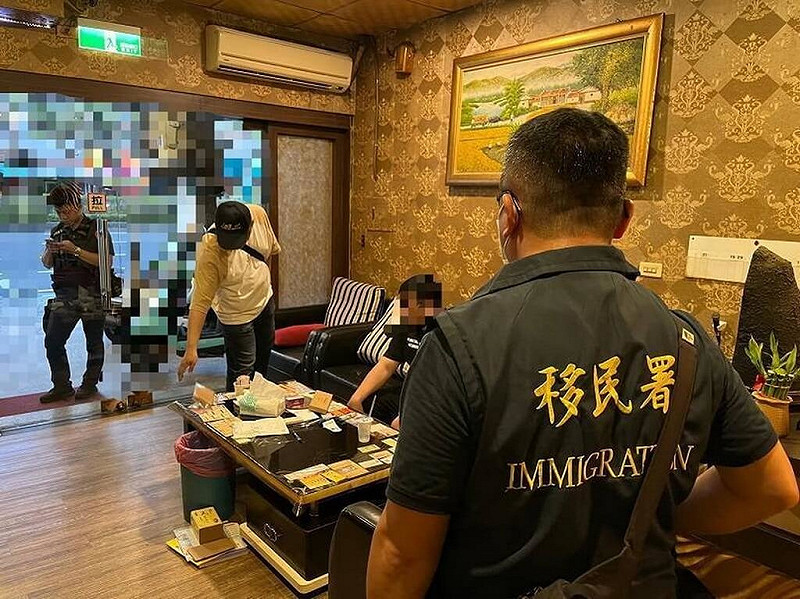 移民署嘉義縣專勤隊查獲仲介公司引進越南移工迫其賣淫，日前搜索仲介公司。（移民署提供）中央社記者蔡智明傳真　114年9月26日   
