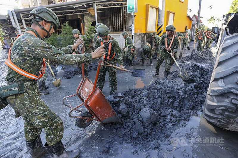 花蓮馬太鞍溪堰塞湖溢流重創光復鄉，圖為25日國軍弟兄動員投入救災，協助清理遍地泥濘。中央社記者鄭清元攝　114年9月25日   