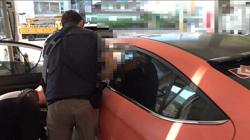 台中市警察局26日宣布破獲毒品案，陳姓犯嫌平時開跑車趴趴走，與買家進行毒品交易，日前在加油過程中，遭跟監警方逮獲。（民眾提供）中央社記者郝雪卿傳真  114年9月26日   