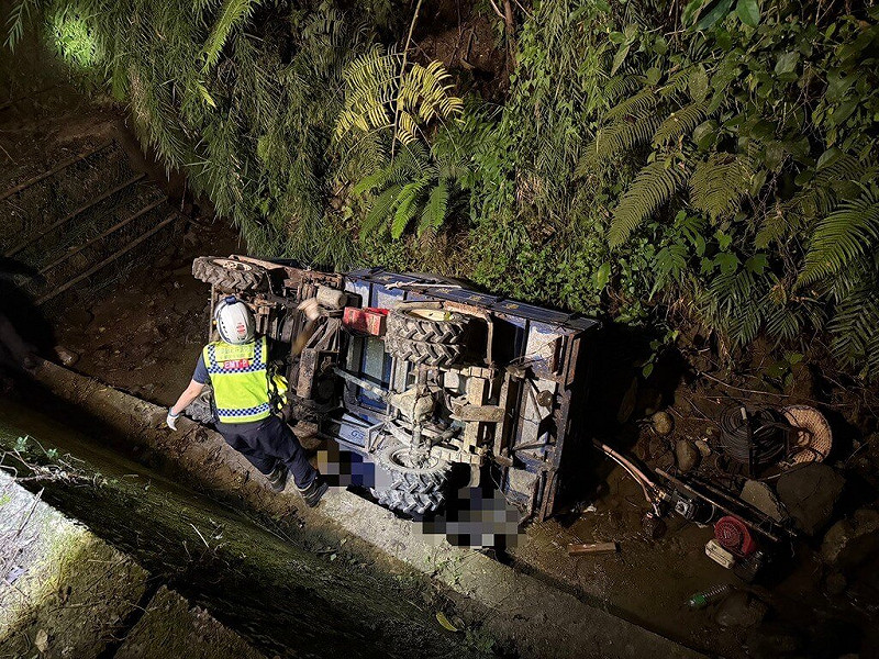 苗栗縣頭屋鄉52歲謝姓男子25日駕駛農用搬運車前往自家果園工作遲未返家，家人前往尋找時發現農用車翻覆邊坡，謝男遭壓困，經警消搶救出已明顯死亡。警方26日表示，詳細事故原因仍待進一步相驗後調查釐清。（民眾提供）中央社記者管瑞平傳真　114年9月26日   