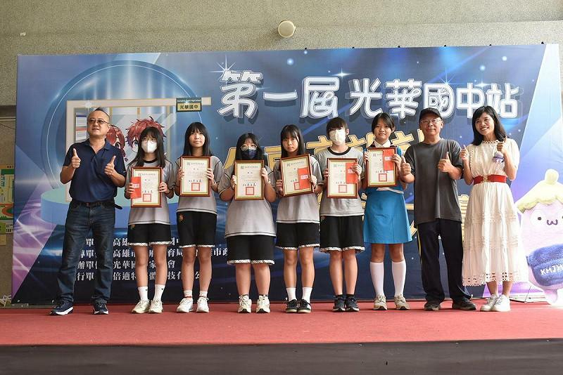 王小芬(右一)及家長會頒獎給公車亭設計優異的同學。   圖：孫家銘／攝