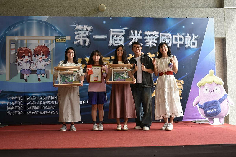 翟治平(右二)頒獎給〈茄子的校園生活〉創作者。   圖：孫家銘攝