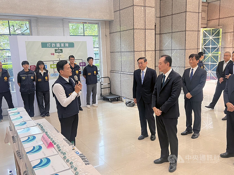 警政署刑事局26日召開「全國同步打擊依托咪酯類毒品暨引入唾液快篩執法強化防制毒駕專案」記者會，由局長周幼偉（前右）主持。刑事局研擬引進唾液毒品快篩，待試辦完後全面執法上路，未來只要3分鐘就可測出駕駛是否施用毒品。（翻攝畫面）中央社記者劉建邦翻攝　114年9月26日   