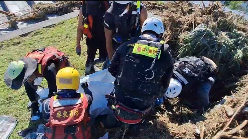 台中市特種搜救隊在佛祖街草叢發現陳春木鄰長遺體時，人已無生命跡象。   圖：台中特搜隊提供