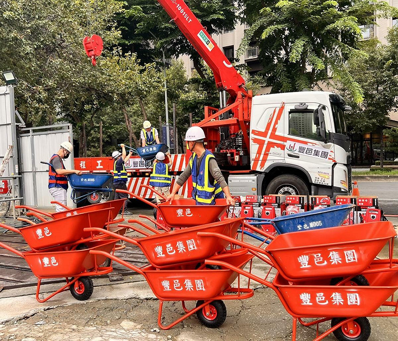 豐邑集團聯繫協力廠商緊急調度50台單輪車與10台高壓沖洗機，於9月26日派車火速送抵光復鄉。   圖：豐邑集團/提供