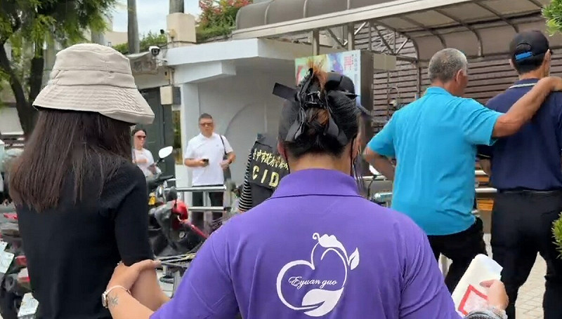 台中21歲女子被發現在陳屍家中，死亡多日屍體枯瘦。死者母親涉犯拘禁致死遭羈押禁見。   圖：翻攝自臉書「記者爆料網」