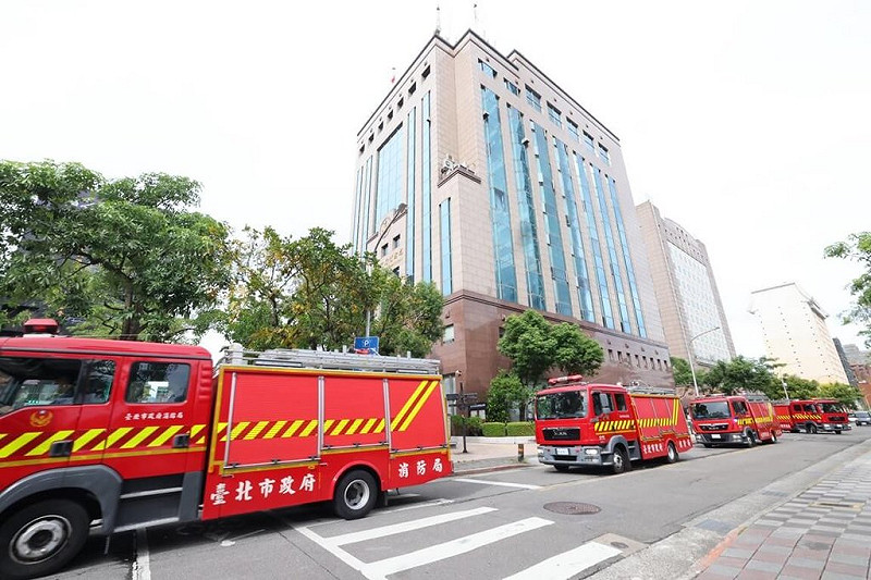 花蓮馬太鞍溪堰塞湖溢流釀嚴重死傷，台北市消防局26日指出，當地災後復原工作持續進行，下午已派遣4輛大型水箱消防車、1輛警備車，包含警消6人、義消8人前往災區馳援，隊伍火速啟程。（台北市消防局提供）中央社記者劉建邦傳真　114年9月26日   