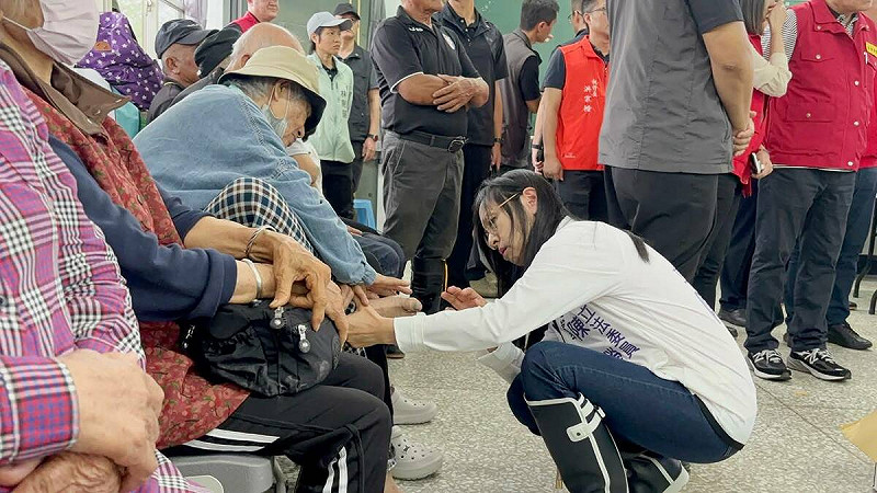 民進黨各地黨公職積極支援花蓮光復鄉救災與災後復原工作。圖為立委陳瑩關懷撤離受傷長者。   圖：民進黨提供