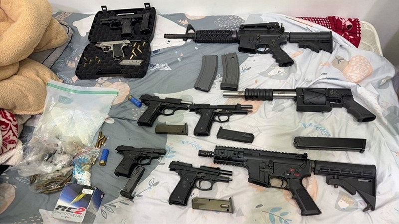 新竹市警察局第三分局26日指出，不肖人士以新竹市某工程行為掩護，從事槍枝改造等行為，經數月偵查跟監蒐證，日前前往搜索，查獲各式槍枝、子彈與大批改造工具。（警方提供）中央社記者魯鋼駿傳真　114年9月26日   