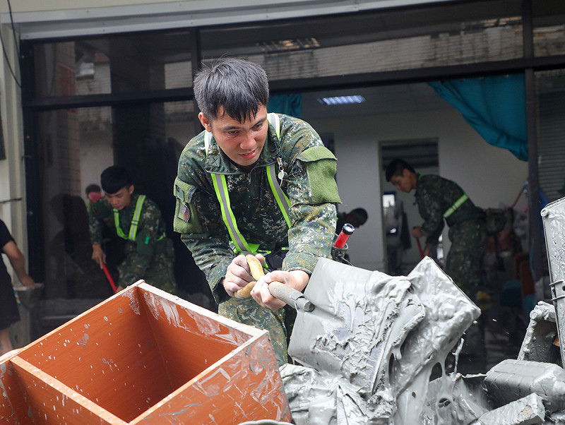 官兵協助淤泥清理。   圖：第2作戰區提供