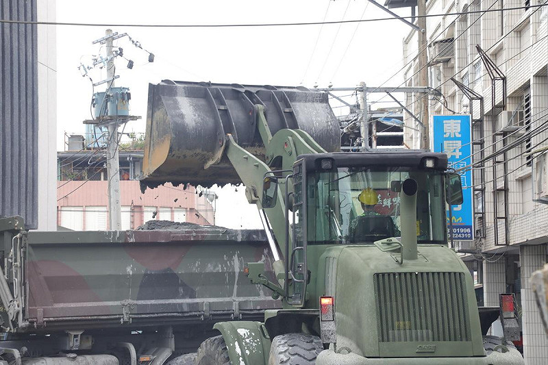 工兵機具執行道路清淤任務。   圖：第2作戰區提供