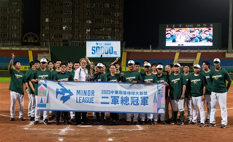 中華職棒26日公布二軍總冠軍賽對戰組合，由富邦悍將對決台鋼雄鷹，台鋼雄鷹隊曾在112年拿下二軍總冠軍殊榮。（台鋼雄鷹提供）   