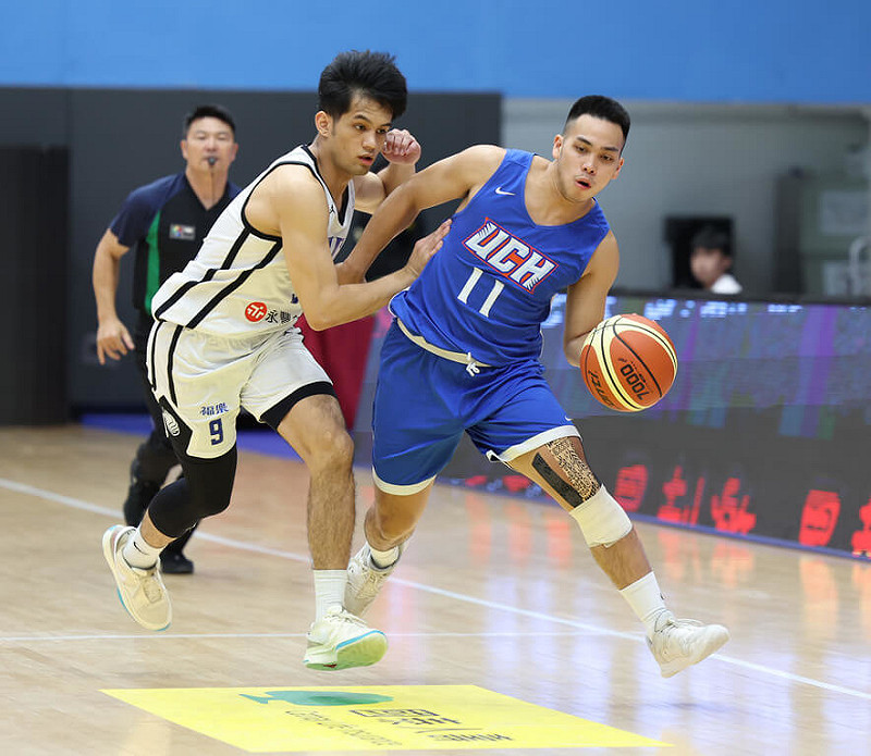 2025興富發登峰造極青年籃球邀請賽持續展開，健行科大26日靠著潘偉傑（右）攻下全場最高的30分，率隊終場以100比91擊敗強權政治大學，挺進大專男子組冠軍戰。（主辦單位提供）中央社記者陳容琛傳真  114年9月26日   