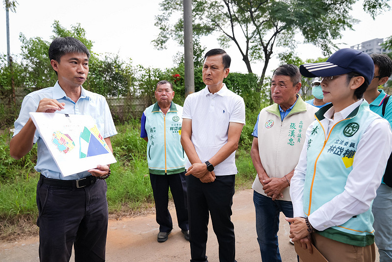 林岱樺(右一)與張漢忠(右二)等人會勘通港路，建請市府相關單位儘速檢討開通替代通道，分流車潮改善回堵。   圖：林岱樺辦公室/提供