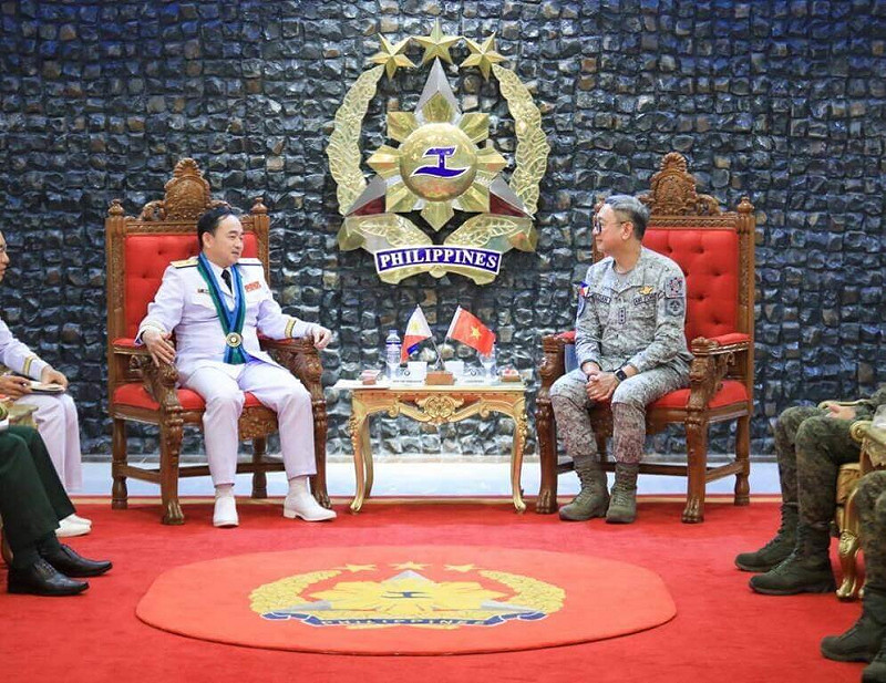 在南海緊張加劇之際，越南人民海軍司令陳清延（左）23日於菲律賓海軍總部會見菲律賓海軍司令埃斯佩萊塔（右）。   圖/菲律賓武裝部隊提供