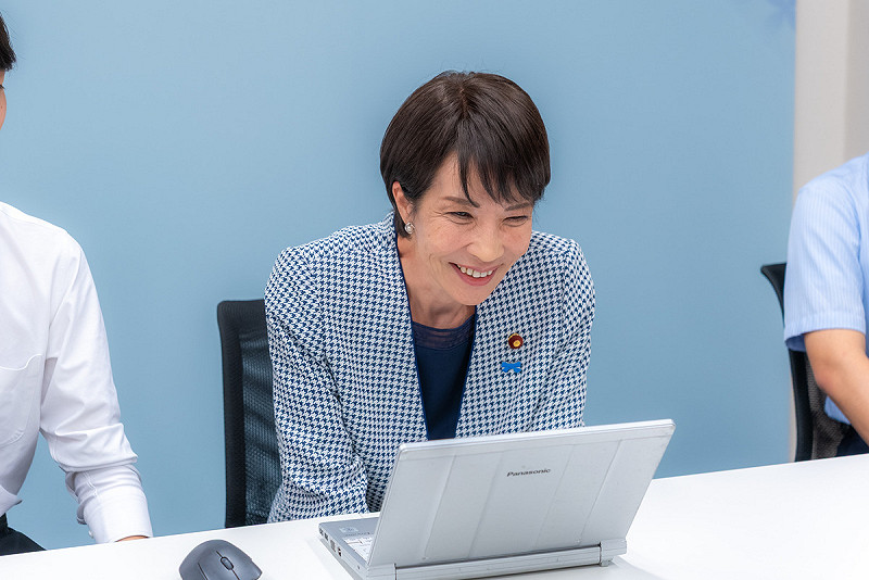 為了淡化鷹派形象，高市早苗接受建議上化妝課程並聘請了造型師   圖：翻攝自高市早苗的Ｘ