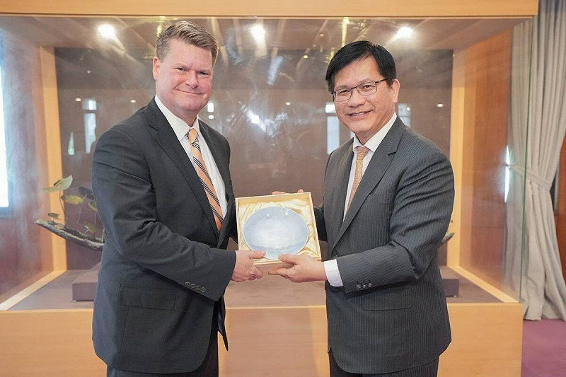 外交部長林佳龍致贈「印太安全研究所」（Institute for Indo-Pacific Security, IIPS）主席薛瑞福（Randall G. Schriver）禮品。   圖：外交部提供