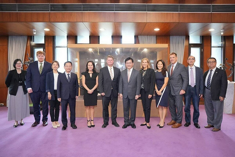  外交部長林佳龍與「印太安全研究所」（Institute for Indo-Pacific Security, IIPS）訪問團成員及貴賓合照。 圖：外交部／提供 