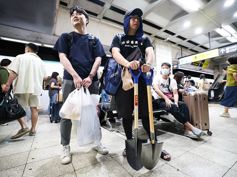 台北車站27日上午有民眾帶著鏟子等工具，準備搭乘台鐵加開列車班次前往花蓮縣光復鄉，協助復原工作。中央社記者謝佳璋攝  114年9月27日   