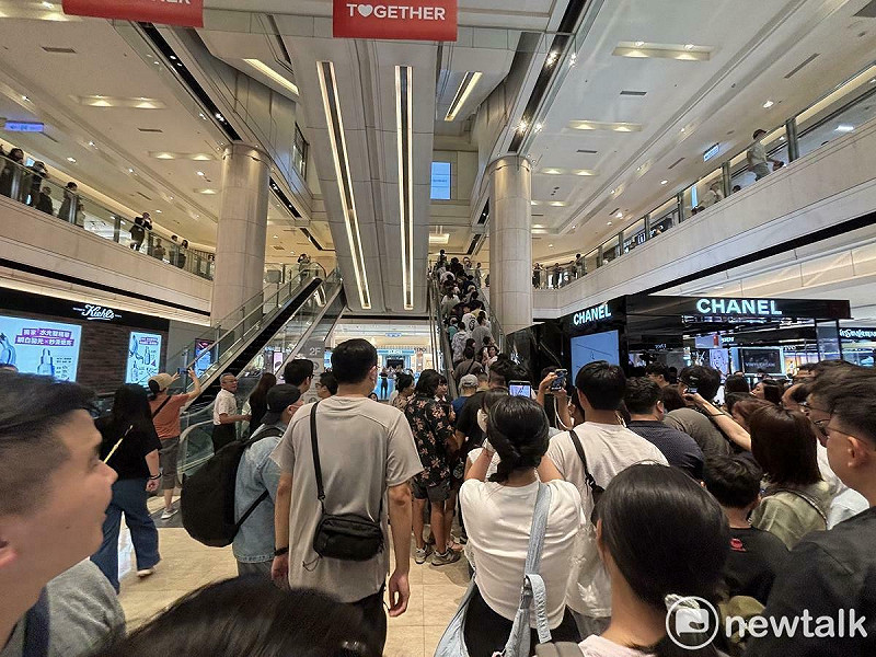 新光三越台中店今年2月13日發生大爆炸，經過7個多月的修復，於今（27）日正式嶄新開幕。   圖：唐復年/攝