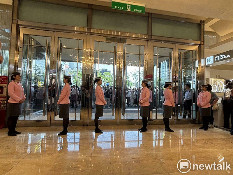新光三越台中店今年2月13日發生大爆炸，經過7個多月的修復，於今（27）日正式嶄新開幕。   圖：唐復年/攝
