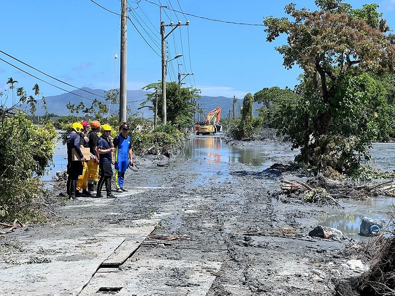 花蓮馬太鞍堰塞湖溢流釀災，依中央災害應變中心資料，截至27日仍有7人失聯，花蓮縣消防局第一大隊27日持續投入光復鄉佛祖街搜救。中央社記者張祈攝  114年9月27日   