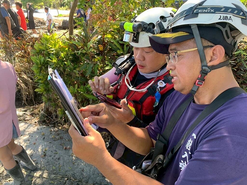 花蓮馬太鞍堰塞湖溢流釀災，花蓮縣消防局第一大隊27日持續投入光復鄉佛祖街搜救。（花蓮縣消防局提供）中央社記者張已亷傳真  114年9月27日   