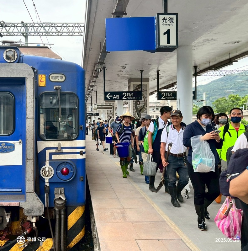 近日有網友搭乘台鐵406次列車前往台東海端鄉時，發現車廂內擠滿手持鏟子與工具的民眾。   圖：翻攝自臉書 @國營臺灣鐵路股份有限公司