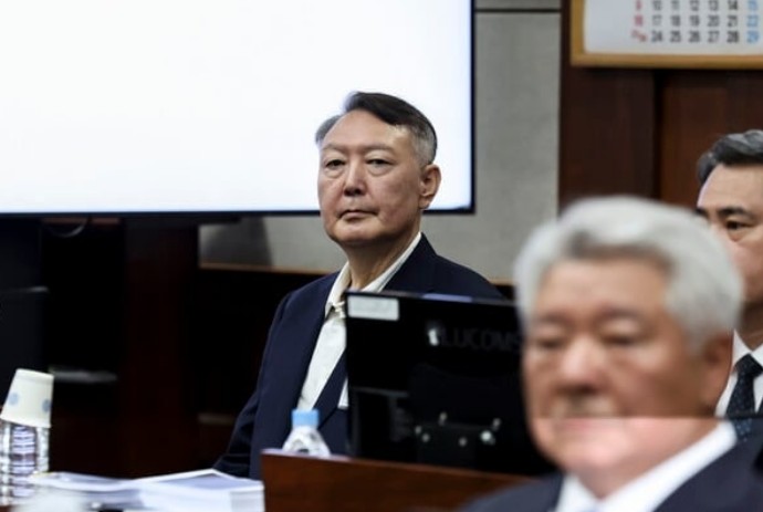 南韓前總統尹錫悅昨（26）日出席「內亂案」法庭審判。   圖：翻攝自 韓聯社