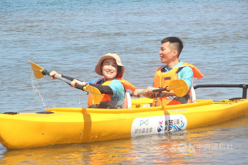 「台灣無障礙海洋日」27日在福隆海水浴場展開，運動部長李洋（右）與日本輪椅網球名將二條實穗親自入海體驗，他表示希望未來提供更多親水場域，讓身心障礙者一同參與。中央社記者陳容琛攝  114年9月27日   