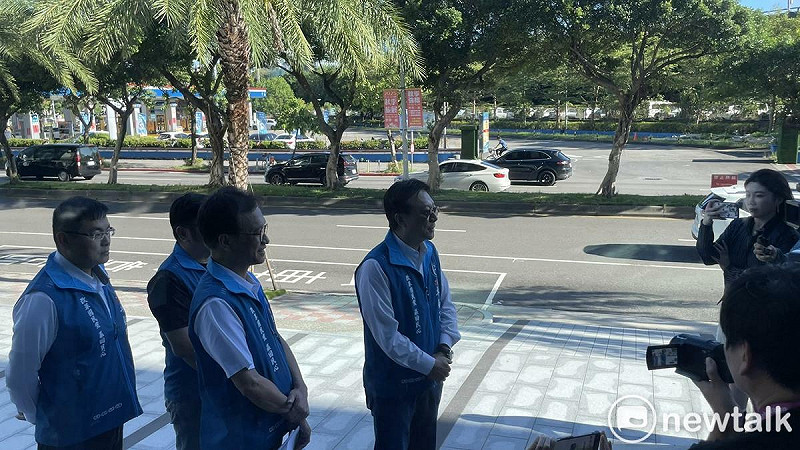 中天現場工作人員告訴記者，若出去採訪卓伯源（右一），就不能再進來。   圖：高逸帆／攝