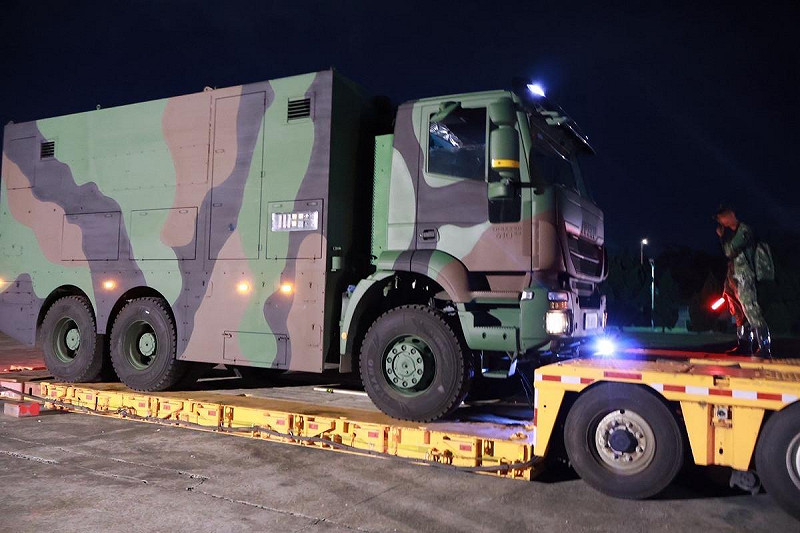  33化兵群MD—105重型消毒車上板作業，前往災區投入救災。 圖：國防部／提供 