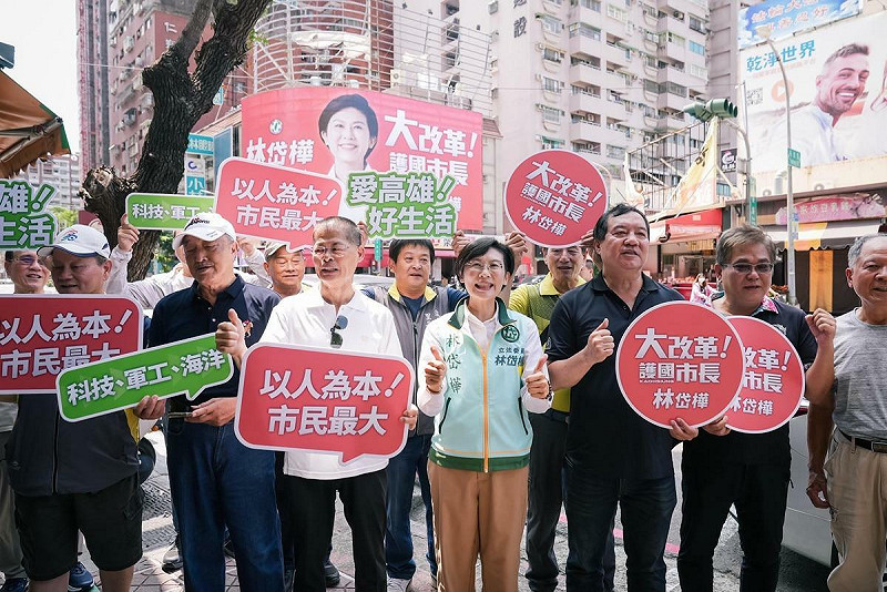 林岱樺(中)上架新看板，多位地方里長及商圈代表出席支持。   圖：林岱樺辦公室/提供