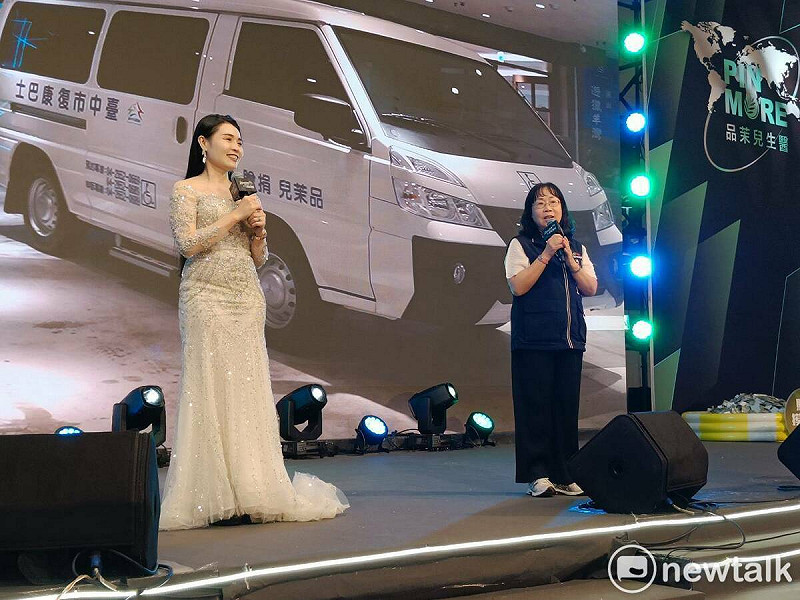 品苿兒集團在台中所舉辦的年會暨表揚大會活動，捐贈2輛復康巴士給台中市政府社會局統籌運用，善盡企業對社會關懷的心意。   圖：唐復年/攝