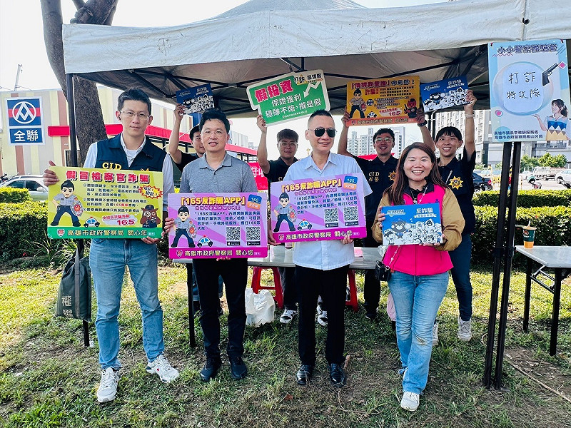 李雅靜(前排右一)協助警方宣導反詐騙。   圖：李雅靜服務處/提供