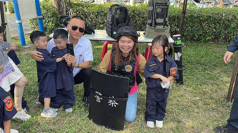 李雅靜(右二)表示，透過寓教於樂不僅讓孩子認識警察日常工作，同時增進親子之間的互動。   圖：李雅靜服務處/提供