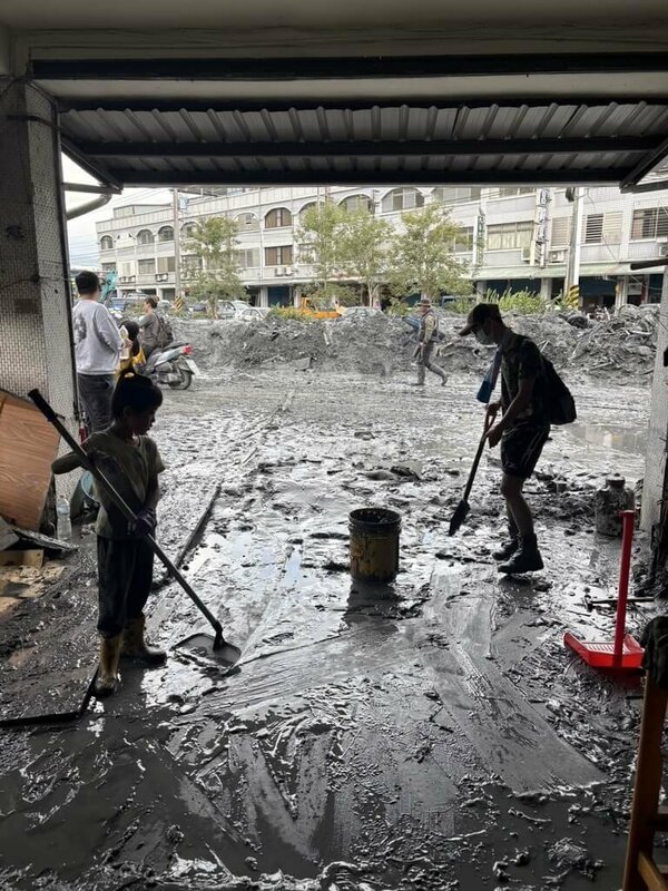 花蓮縣光復鄉因馬太鞍堰塞湖溢流遭重創，台東縣一群年輕人情義相挺，放棄難得的連續假期，趕往光復當地幫忙整理環境。（民眾提供）中央社記者盧太城花蓮傳真　114年9月27日   